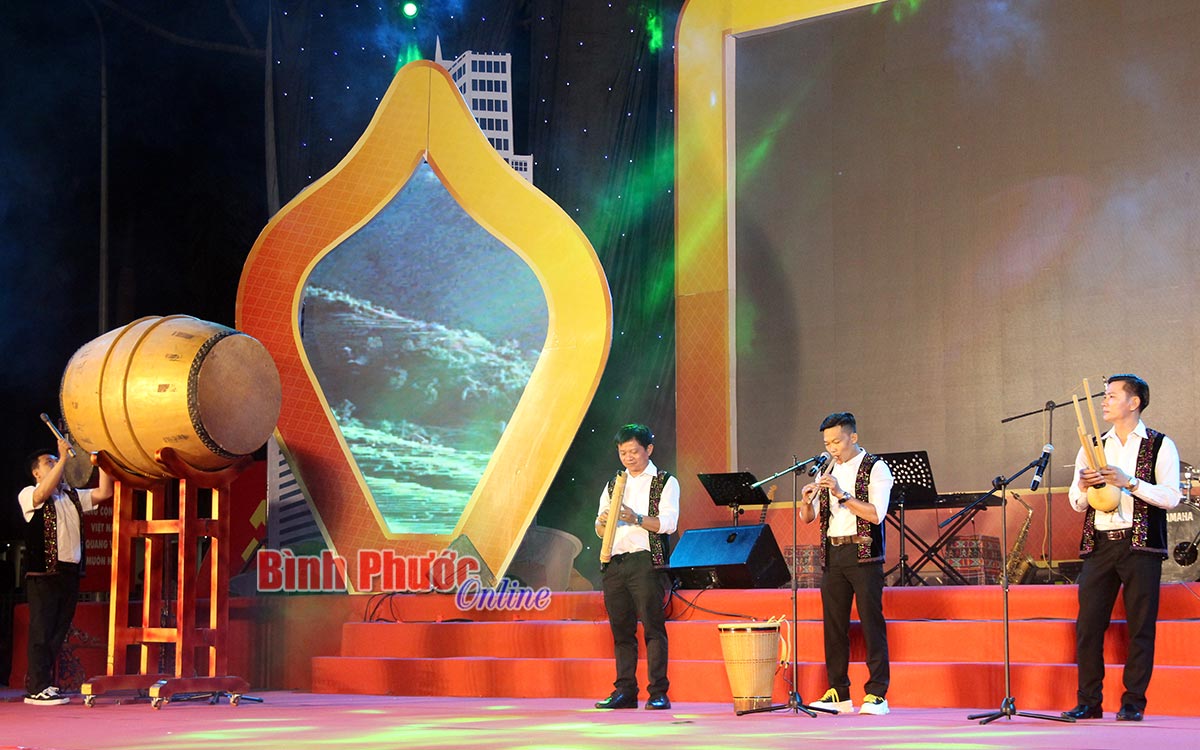 Hòa tấu nhạc cụ “Tiếng lòng S’tiêng”, tốp ca nam “Ánh mắt S’tiêng” và độc tấu “Tiếng chày trên sóc Bom Bo” do các nghệ sĩ, ban nhạc Đoàn ca múa nhạc dân tộc tỉnh biểu diễn.