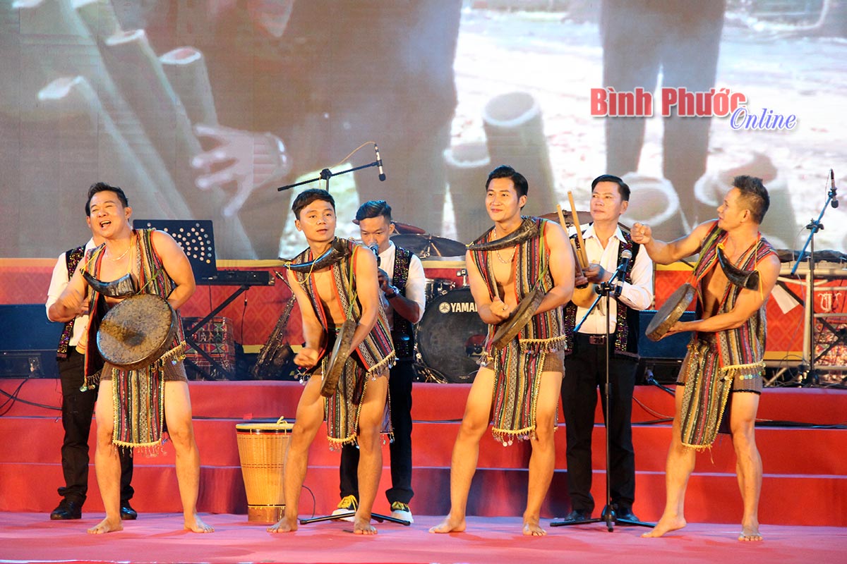 Hòa tấu nhạc cụ “Tiếng lòng S’tiêng”, tốp ca nam “Ánh mắt S’tiêng” và độc tấu “Tiếng chày trên sóc Bom Bo” do các nghệ sĩ, ban nhạc Đoàn ca múa nhạc dân tộc tỉnh biểu diễn.