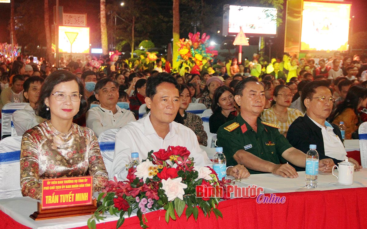 Ủy viên Ban Thường vụ Tỉnh ủy, Phó chủ tịch UBND tỉnh Trần Tuyết Minh và lãnh đạo các sở, ban, ngành tham dự chương trình nghệ thuật