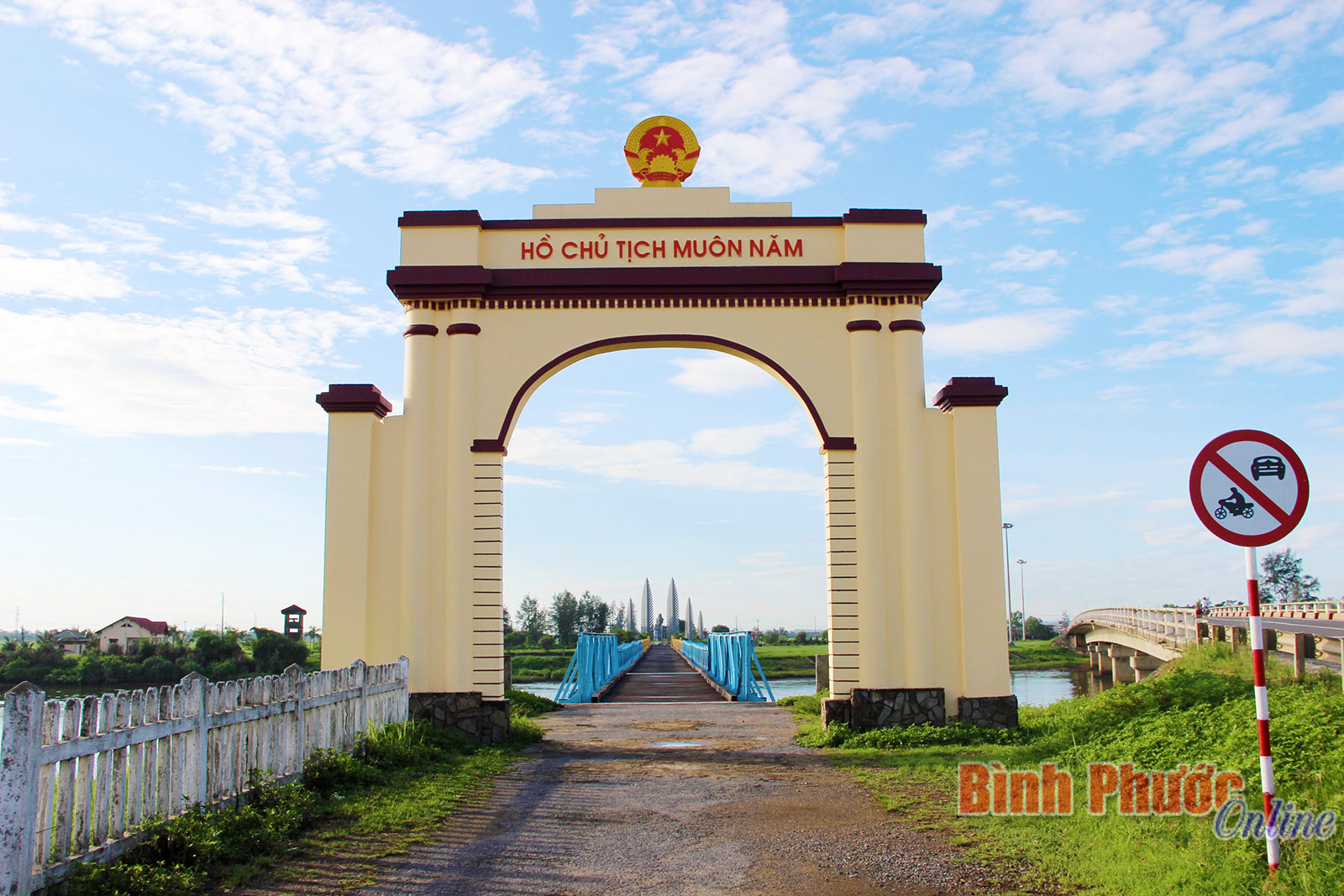 vùng đất thép - Vùng đất thép Việt Nam bao gồm nhiều tỉnh thành trong đó Quảng Trị cũng là một trong những địa điểm nổi tiếng. Điểm đến này được biết đến với nhiều di tích lịch sử và chiến tranh, cùng với cảnh quan đẹp , được bao phủ bởi những thửa ruộng bậc thang xanh mướt.