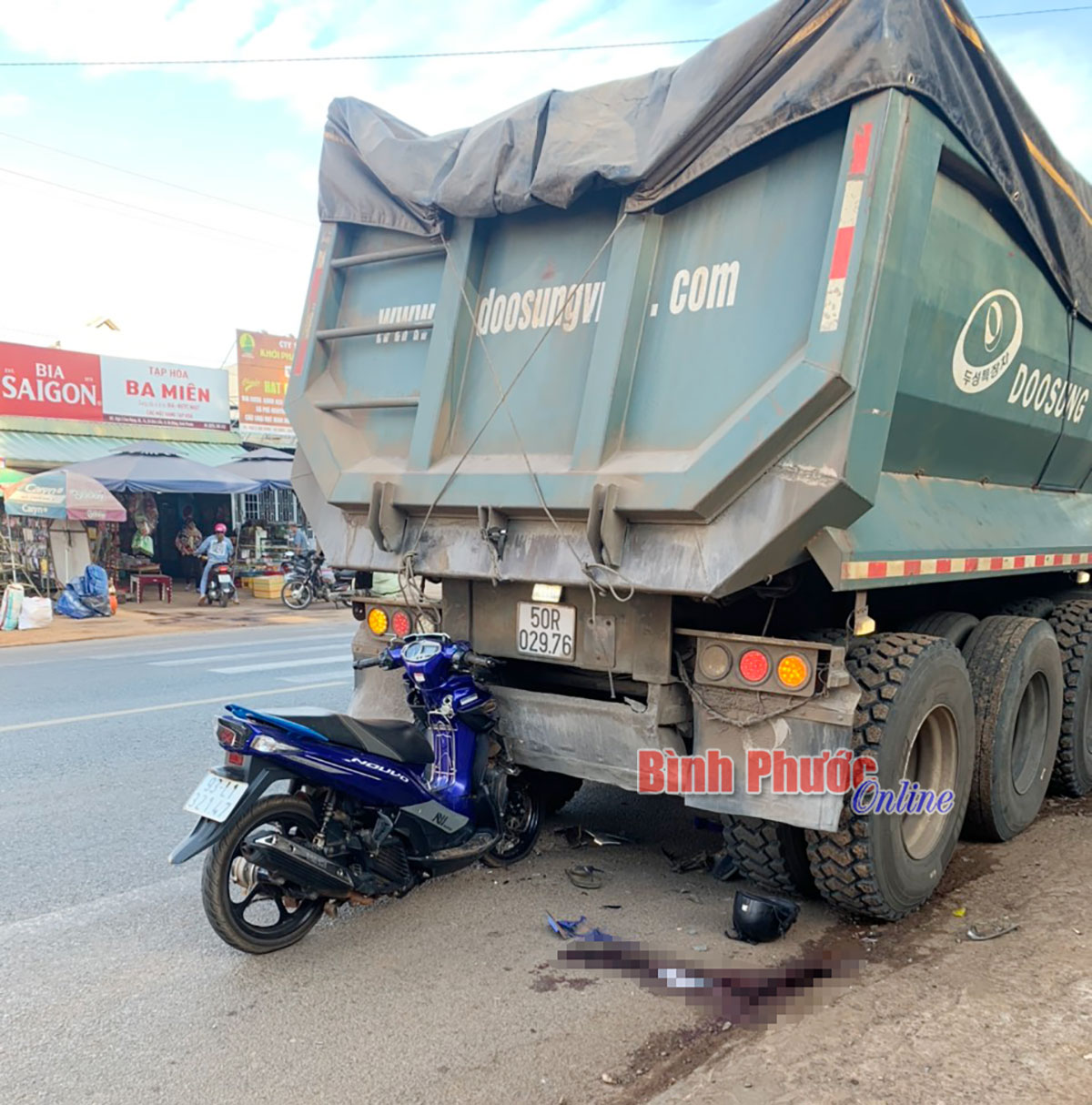 Bù Đăng: Tông vào đuôi xe đầu kéo, một người tử vong