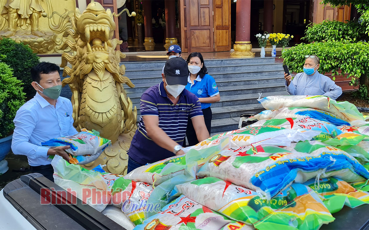 Chơn Thành tặng 100 phần quà hỗ trợ F1, F0 điều trị tại nhà