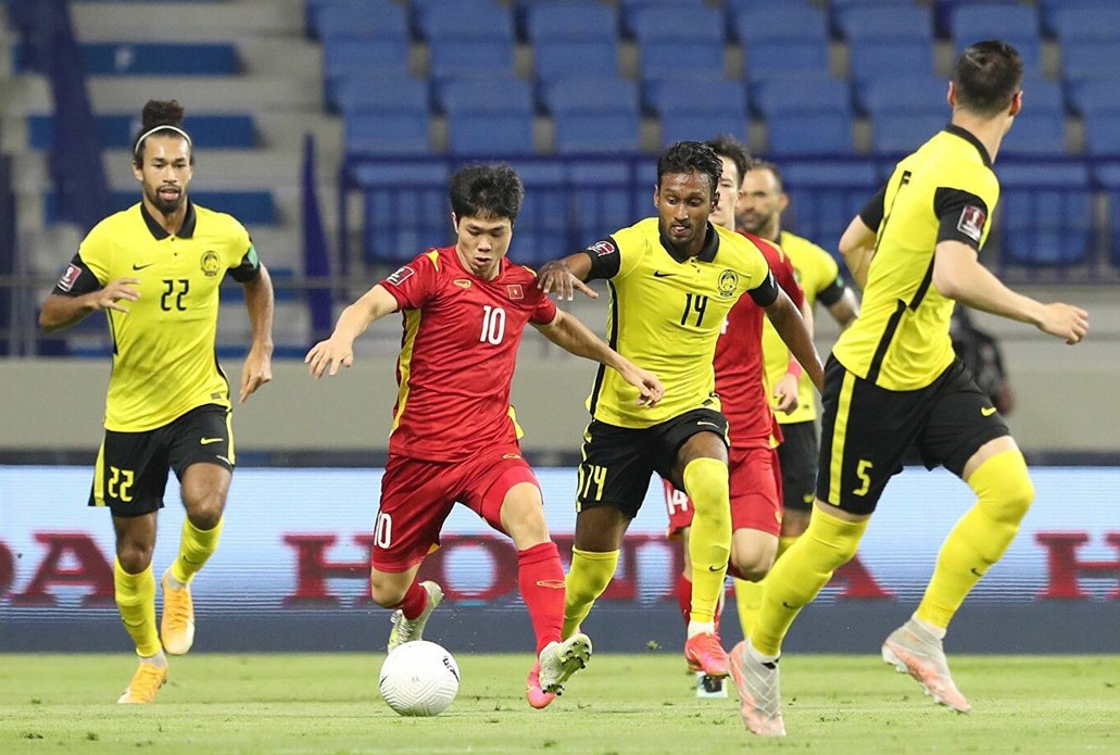 Bạn đang tìm kiếm một trận bóng đá đáng xem ở AFF? Hãy đến xem Tuyển Việt Nam và Tuyển Malaysia chạm trán trong trận chung kết bảng B. Chắc chắn bạn sẽ được chứng kiến một cuộc đối đầu đầy cam go và đầy kịch tính.