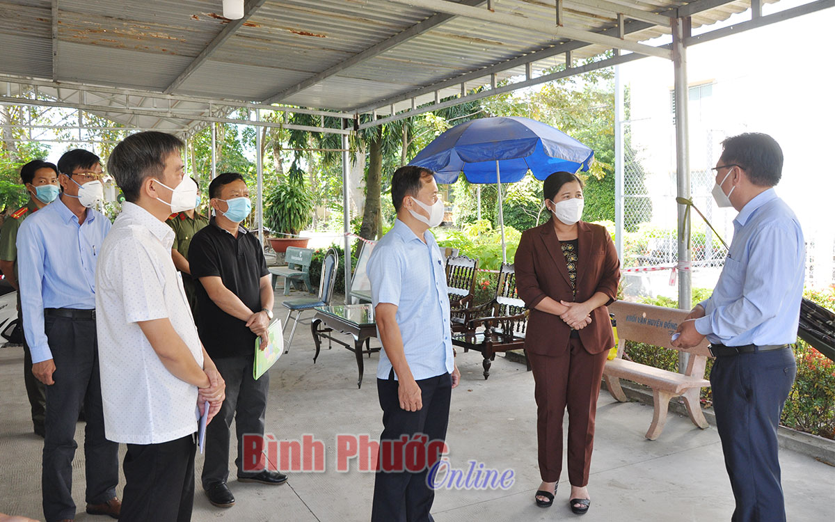 Chủ tịch UBND tỉnh Trần Tuệ Hiền thăm Bệnh viện dã chiến Đồng Phú