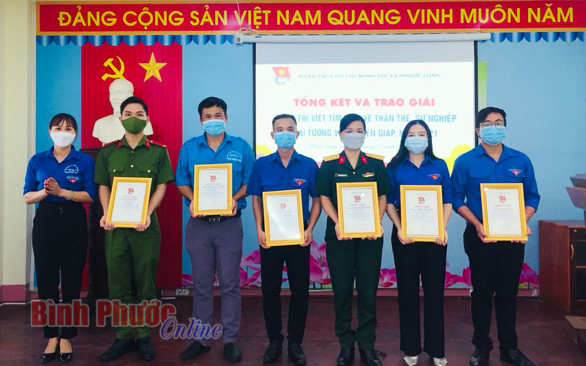 Trao giải cuộc thi tìm hiểu về Ðại tướng Võ Nguyên Giáp