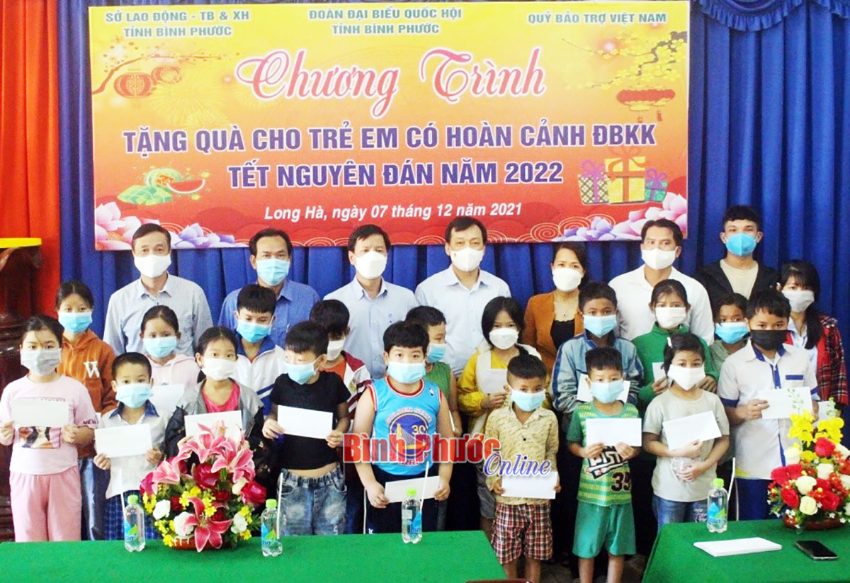 50 trẻ em có hoàn cảnh khó khăn được tặng quà