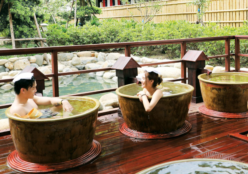 Du khách trải nghiệm dịch vụ tại khu nghỉ dưỡng Yoko Onsen Quang Hanh. 