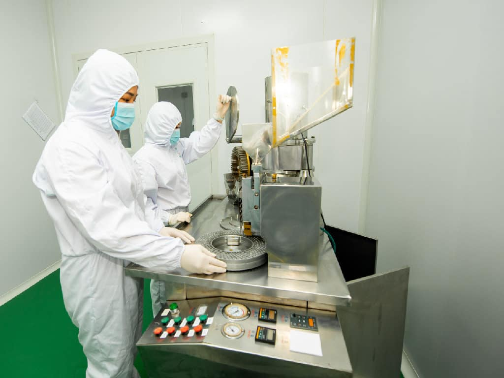 Công ty TNHH Nuôi trồng sản xuất và chế biến dược liệu Đông Bắc sử dụng trang thiết bị máy móc hiện đại để sản xuất, nâng cao chất lượng sản phẩm.