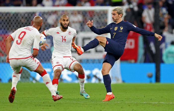 ... rồi Griezmann vào sân. 