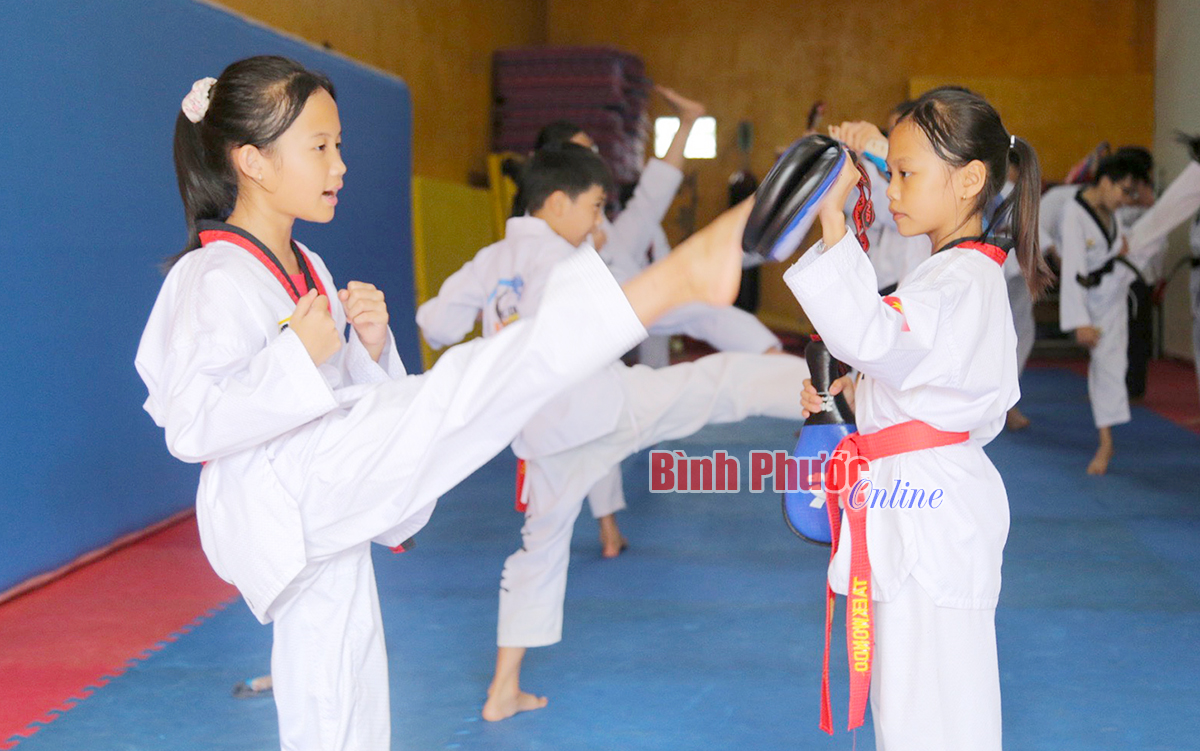 Hình ảnh Thi đấu Taekwondo Nữ PNG  đàn Bà Taekwondo Chuyển động PNG miễn  phí tải tập tin PSDComment và Vector