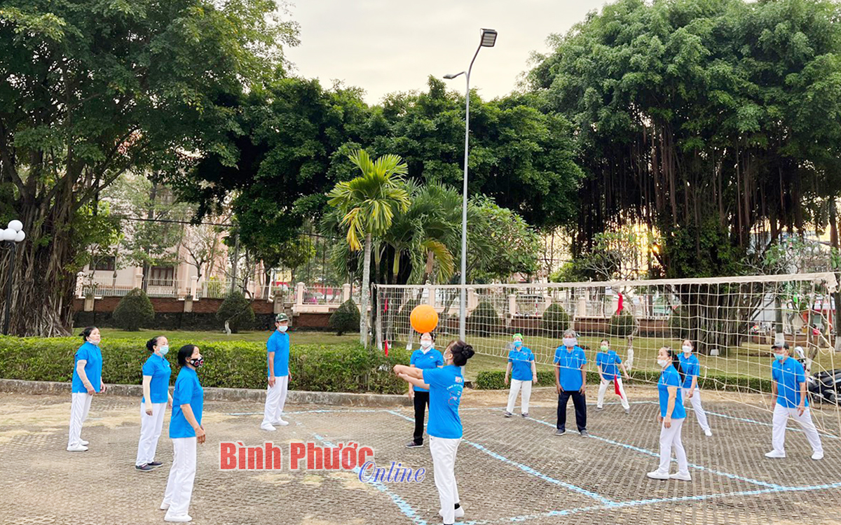 Bóng chuyền hơi - nhộn nhịp sân chơi cho mọi lứa tuổi - Binh Phuoc ...