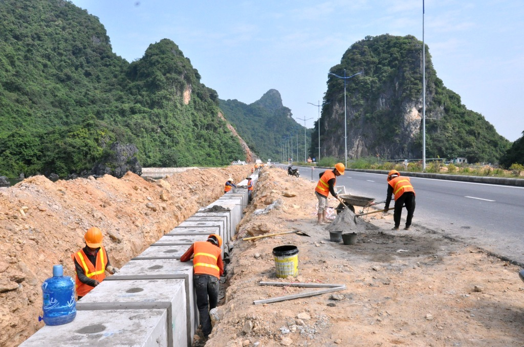 Tuyến đường bao biển  Hạ Long-  Cẩm Phả tiếp tục được thi công, hoàn thiện tạo bộ mặt khang trang cho 2 thành phố lớn của tỉnh.