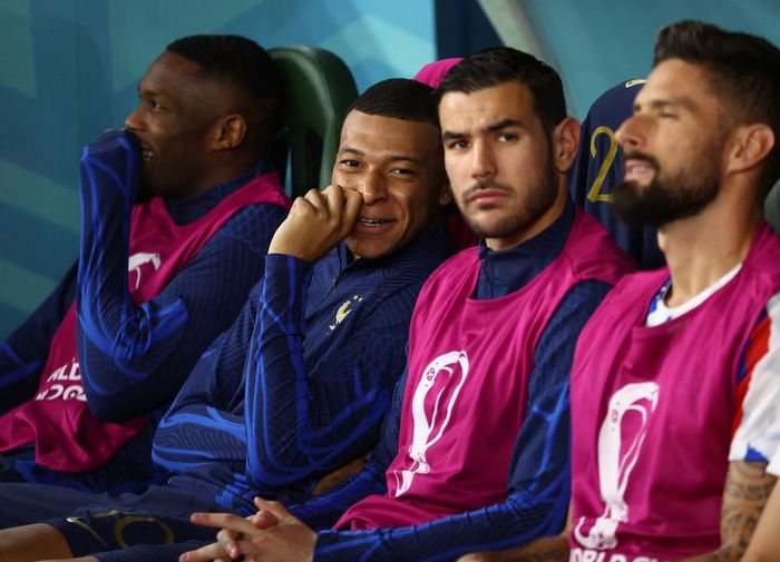 Do đã chính thức có vé đi tiếp, Pháp cất những trụ cột như Mbappe lên ghế dự bị. 