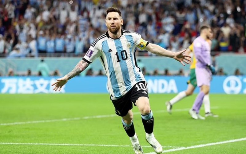 Siêu sao Lionel Messi luôn là tâm điểm của mọi sự chú ý khi xuất hiện trên sân cỏ. Hãy tiếp cận với hình ảnh này để được chiêm ngưỡng những pha bỏ túi điệu nghệ và những bàn thắng đầy uy lực của Messi. Bạn sẽ không thể rời mắt khỏi những khoảnh khắc đầy kịch tính này.