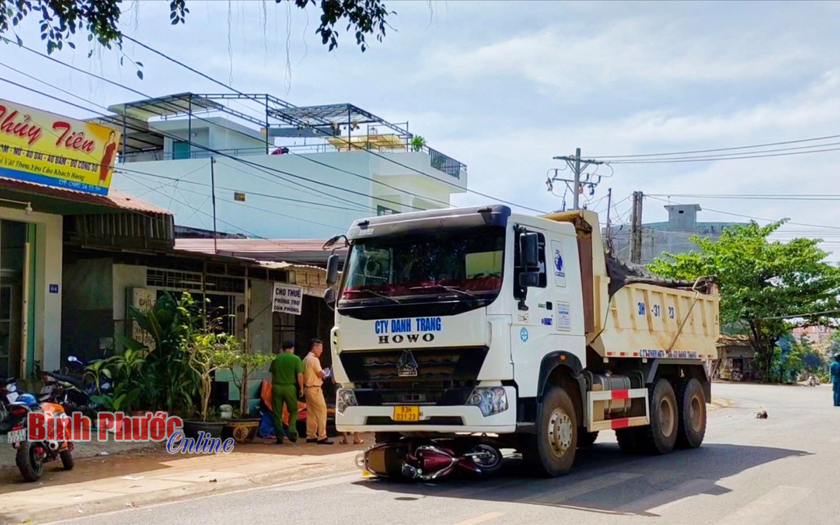 Bình Phước: Xe tải kéo lê xe máy, một người bị thương nặng