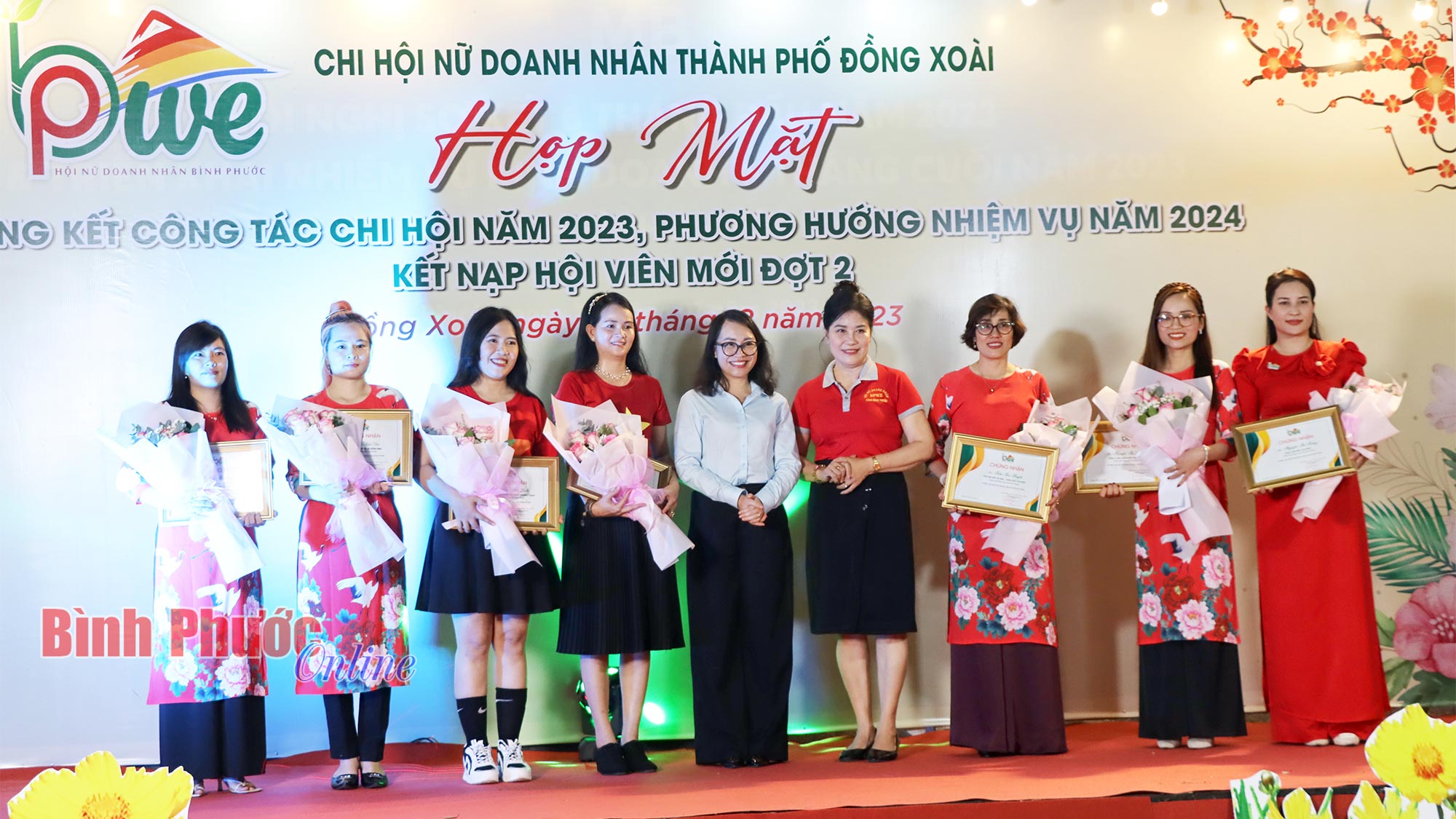 Chi hội Nữ doanh nhân thành phố Đồng Xoài kết nạp thêm 10 hội viên