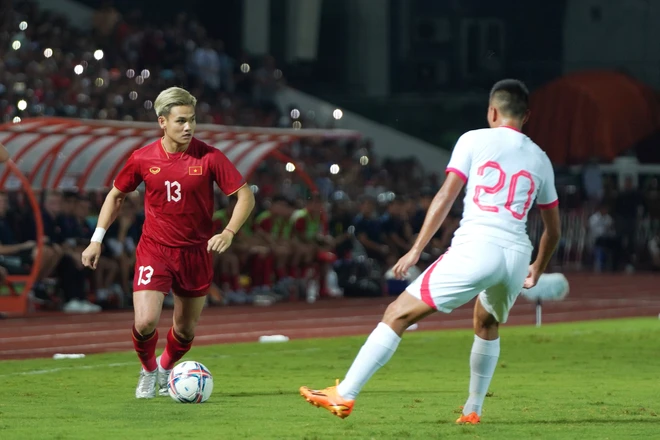 Sự vắng mặt của Hồ Tấn Tài (số 13) gây nhiều tiếc nuối khi hậu vệ của CLB Công an Hà Nội duy trì phong độ tốt ở đấu trường V-League. (Ảnh: Việt Anh/Vietnam+) vnp_tantai.JPG