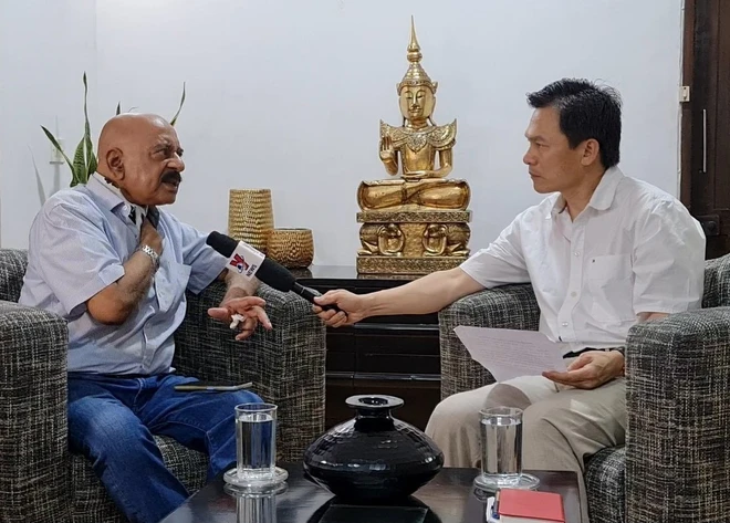 Cựu Cố vấn An ninh quốc gia Ấn Độ S D Pradhan (trái) trả lời phỏng vấn của phóng viên TTXVN. (Ảnh: Ngọc Thúy/TTXVN) ttxvn-ngoai-giao-cay-tre-8612.jpg