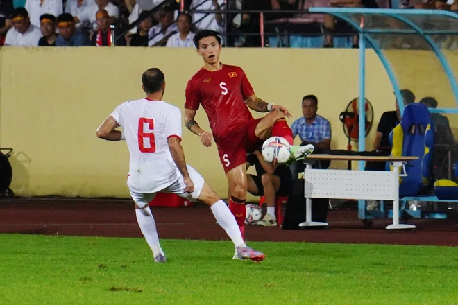 Văn Hậu (số 5) vắng mặt trong danh sách triệu tập của Đội tuyển Việt Nam do gặp chấn thương gót chân. (Ảnh: Việt Anh/Vietnam+) dsc08644-823.jpg