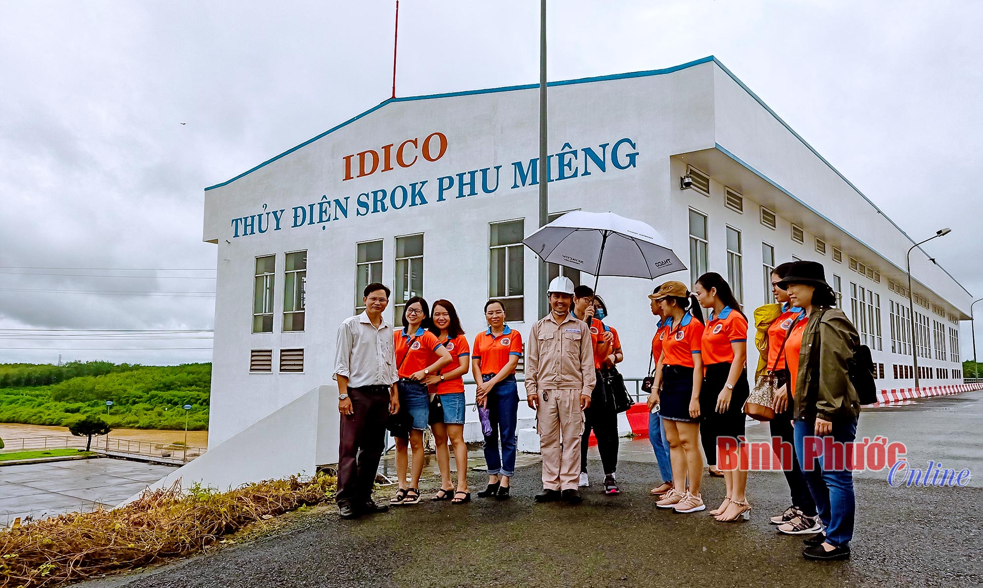 Du khách tham quan tại công trình Thủy điện Srok Phu Miêng