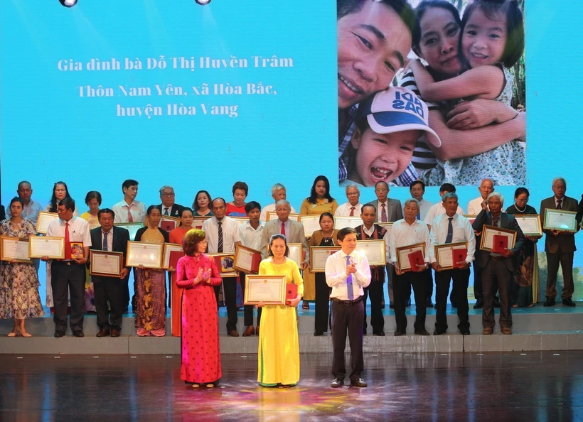 Trao Bằng khen cho các Gia đình Văn hóa tiêu biểu tại Đà Nẵng. (Ảnh: Trần Lê Lâm/TTXVN) 