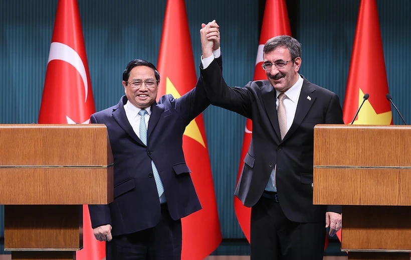 Thủ tướng Phạm Minh Chính và Phó Tổng thống Thổ Nhĩ Kỳ Cevdet Yilmaz tại buổi gặp gỡ báo chí. (Ảnh: Dương Giang/TTXVN)