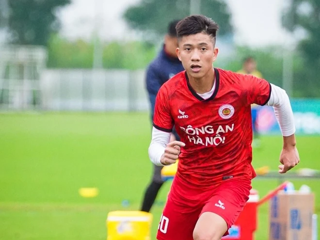 Phan Văn Đức phải nghỉ thi đấu một năm do chấn thương dây chằng đầu gối. (Ảnh: Công an Hà Nội) pvd-818x1318-1680651577-064013-5501.jpg