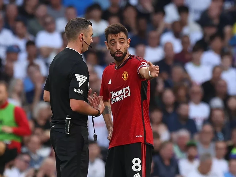 Bruno phàn nàn với trọng tài Michael Oliver trong một trận đấu của Manchester United. (Nguồn: Getty Images)