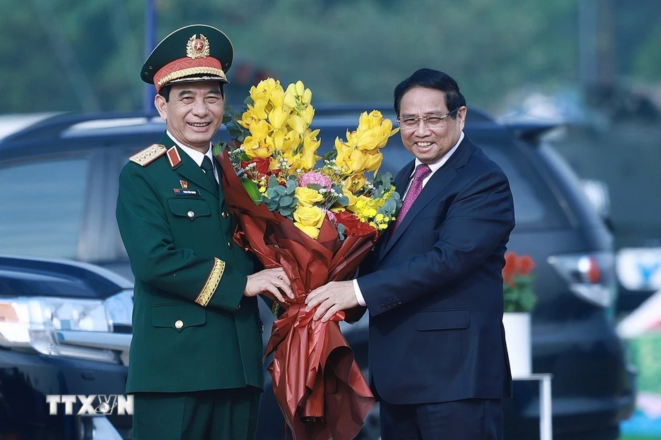 Đại tướng Phan Văn Giang, Bộ trưởng Bộ Quốc phòng đón Thủ tướng Phạm Minh Chính. (Ảnh: Dương Giang/TTXVN)