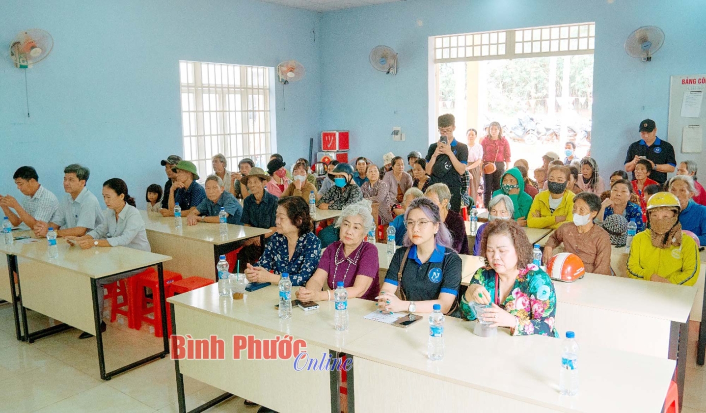 Nguyên Phó Chủ tịch nước Trương Mỹ Hoa thăm, tặng quà tết tại Hớn Quản