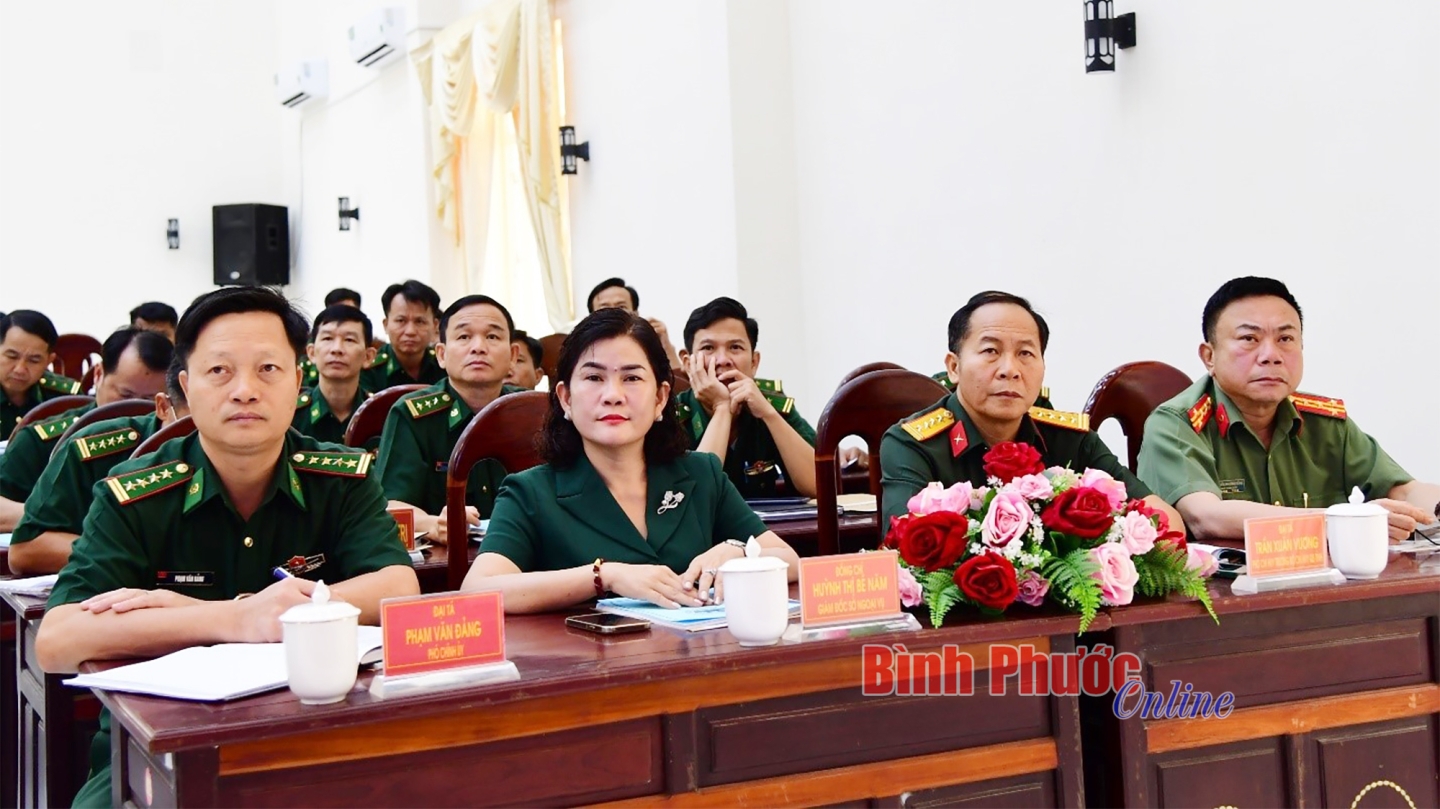 Ảnh có chứa trang phục, người, Mặt người, trong nhà

Mô tả được tạo tự động