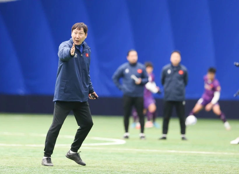 HLV Kim Sang-sik chỉ đạo học trò trong chuyến tập huấn tại Hàn Quốc. (Nguồn: VFF)