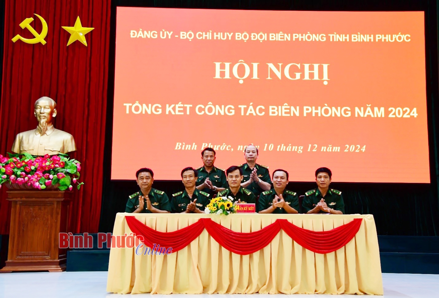 Ảnh có chứa văn bản, hoa, trang phục, trong nhà

Mô tả được tạo tự động