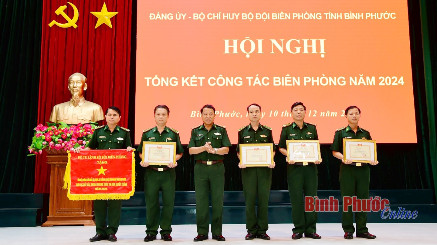 Ảnh có chứa trang phục, văn bản, người, Bục

Mô tả được tạo tự động