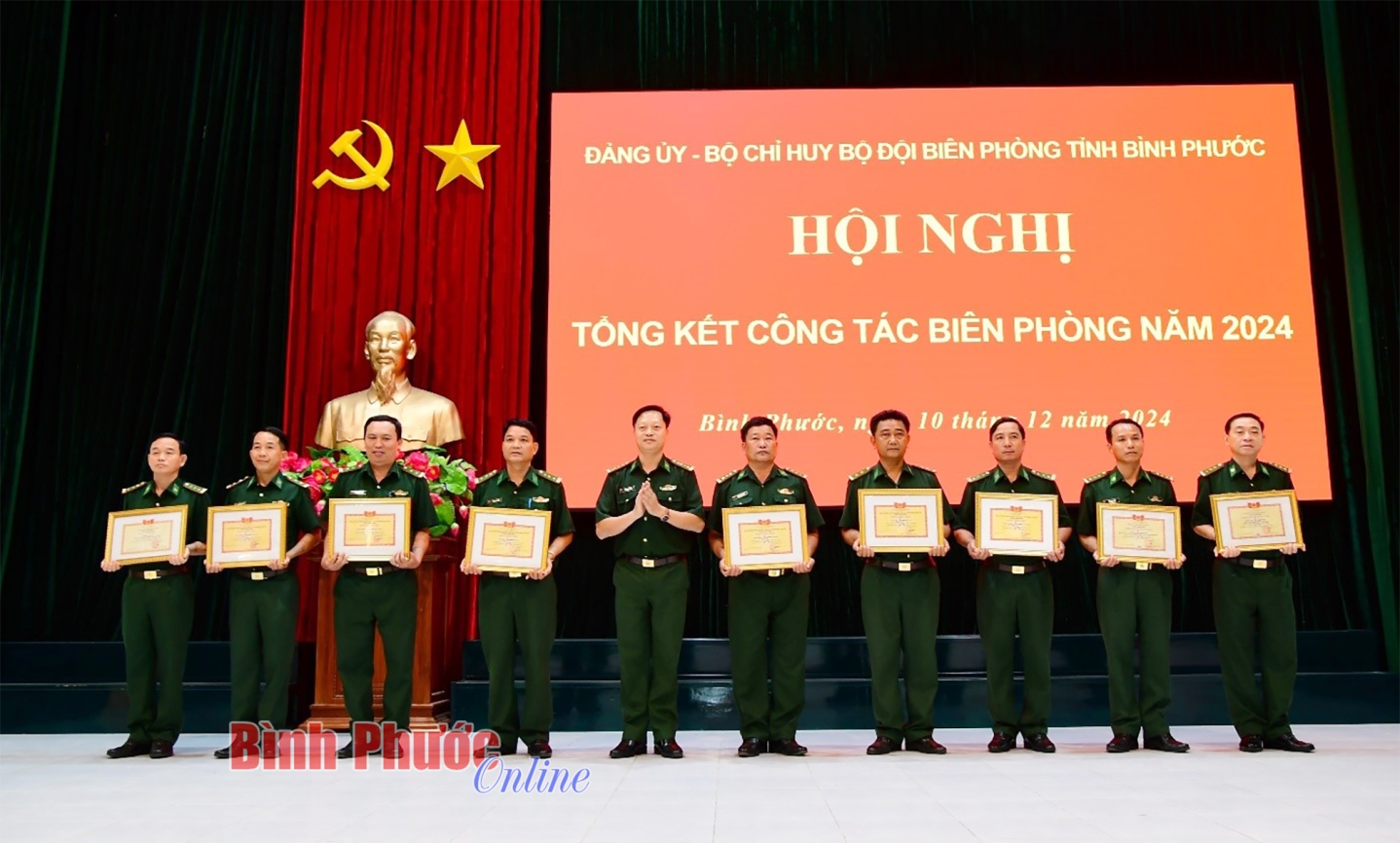 Ảnh có chứa trang phục, người, văn bản, trong nhà

Mô tả được tạo tự động