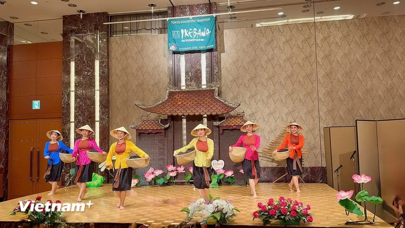 Các nghệ sỹ Việt Nam trình diễn tiết mục múa