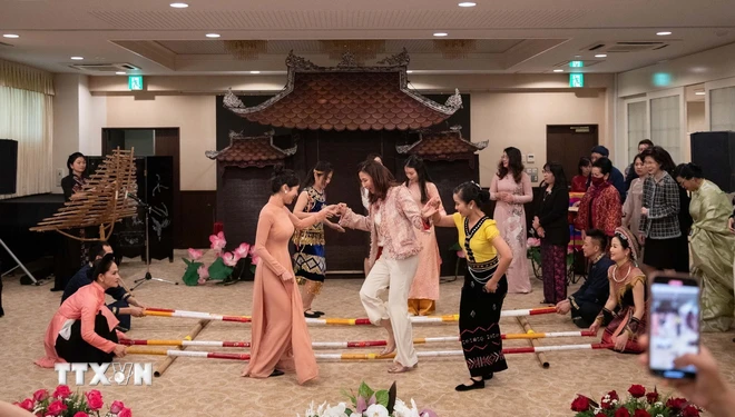 Khách mời tham gia tiết mục nhảy sạp. (Ảnh: Xuân Giao/TTXVN) ttxvn trai_nghiem_thanh_am_va_tam_hon_cua_van_hoa_viet_nam_tai_nhat_ban4_resize.jpg