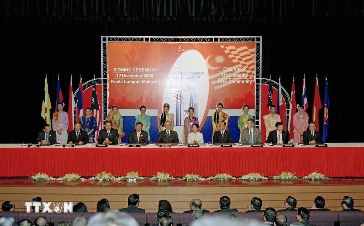 Các nhà lãnh đạo ASEAN tham dự Lễ ký Tuyên bố Kuala Lumpur về xây dựng Hiến chương ASEAN, ngày 12/12/2005, tại Kuala Lumpur, Malaysia. (Ảnh: Tư liệu TTXVN) ttxvn-2812-asean-viet-nam-23.jpg