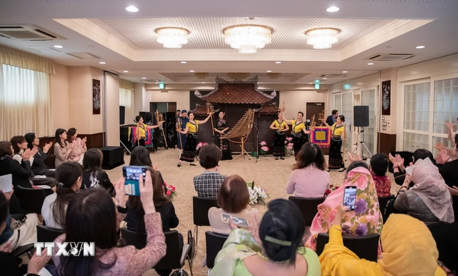 Trình diễn nhạc cụ dân tộc Việt Nam. (Ảnh: Nguyễn Tuyến/TTXVN) ttxvn trai_nghiem_thanh_am_va_tam_hon_cua_van_hoa_viet_nam_tai_nhat_ban2_resize.jpg