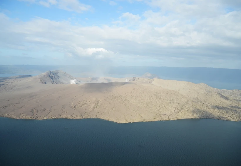 Một núi lửa đang phun hơi nước ở Philippines. (Nguồn: AFP/TTXVN) 