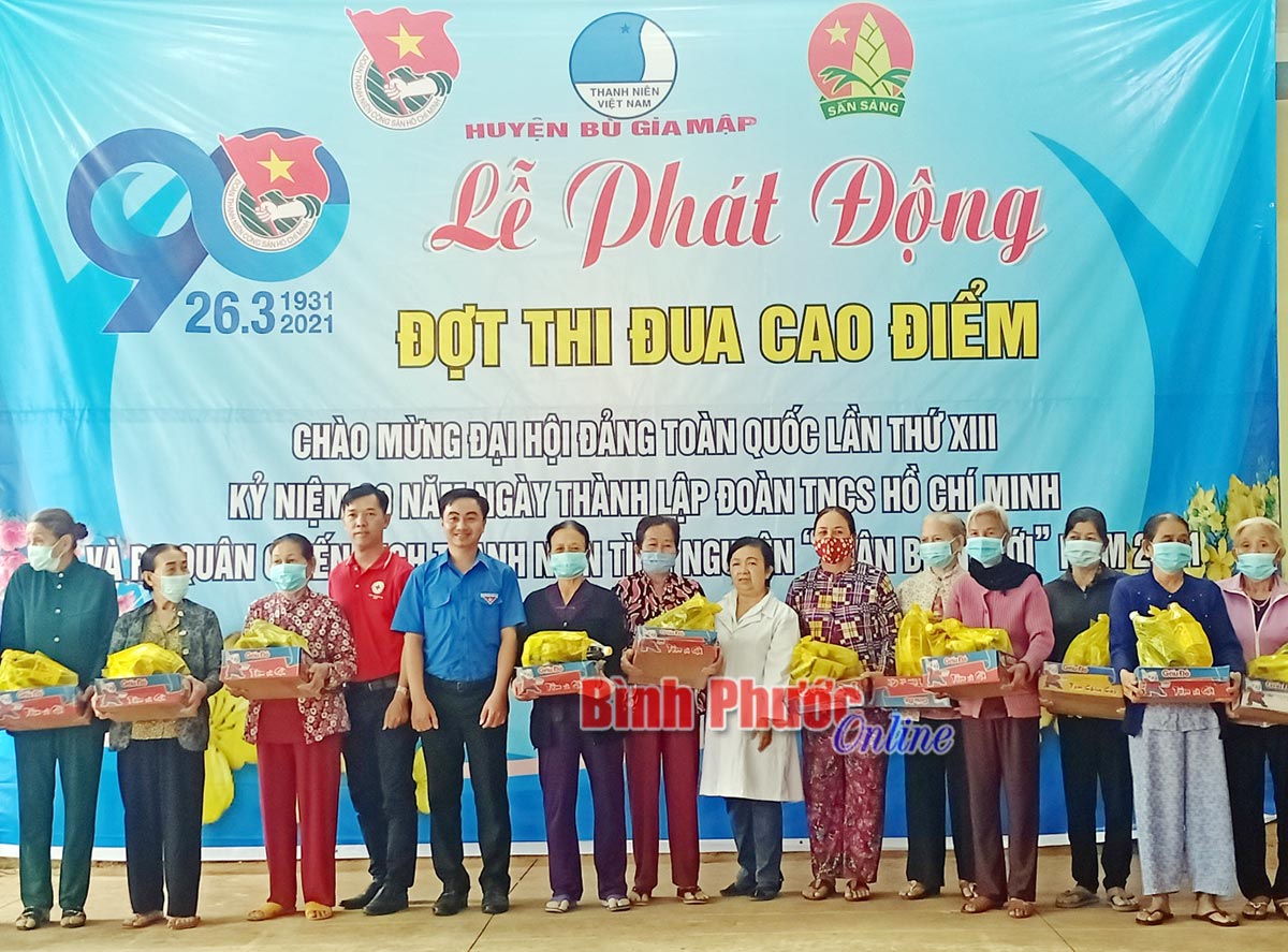 Tặng quà cho hơn 300 người dân có hoàn cảnh đặc biệt khó khăn