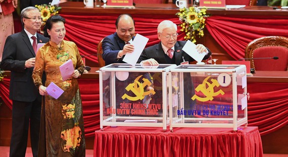 Các đồng chí lãnh đạo Đảng, Nhà nước bỏ phiếu bầu Ban Chấp hành Trung ương Đảng khóa XIII. Ảnh: VIẾT CHUNG