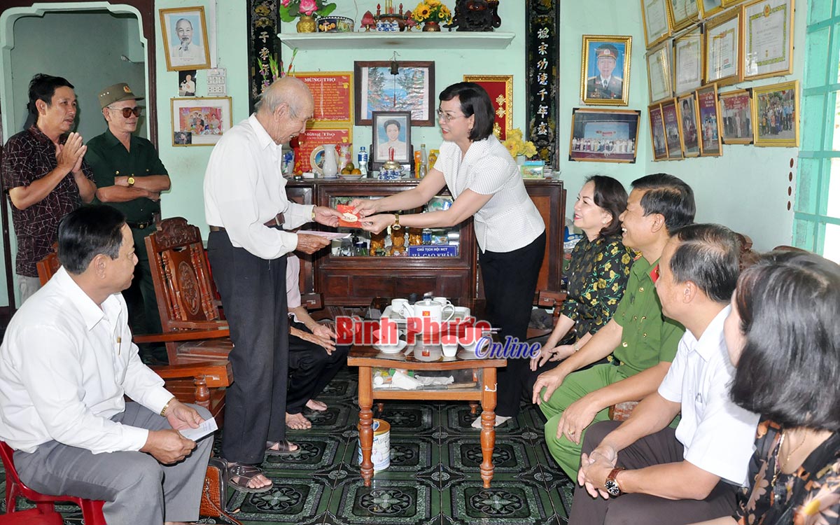 Lãnh đạo tỉnh thăm, chúc tết gia đình lão thành cách mạng, chính sách tại huyện Đồng Phú