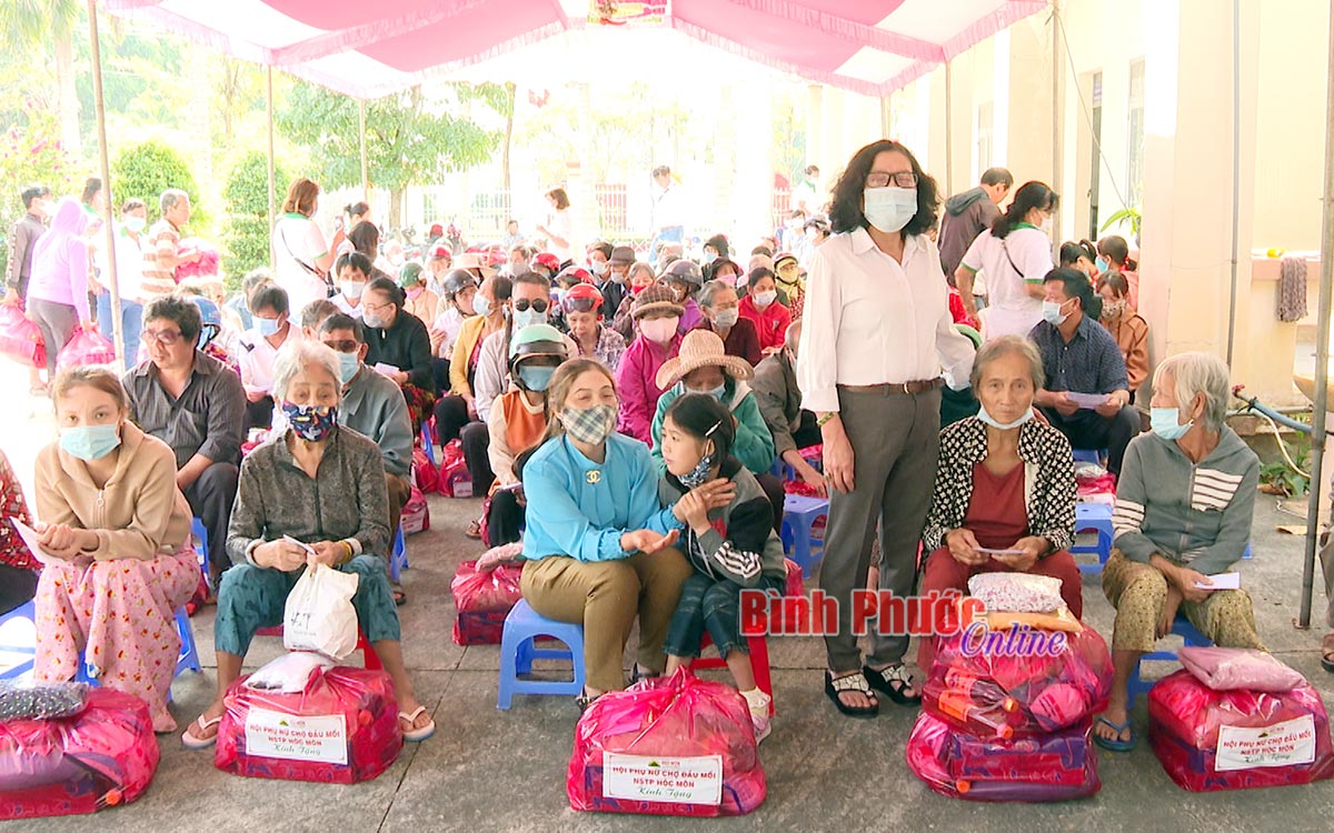 Chơn Thành trao tặng 109 phần quà tết cho người khiếm thị