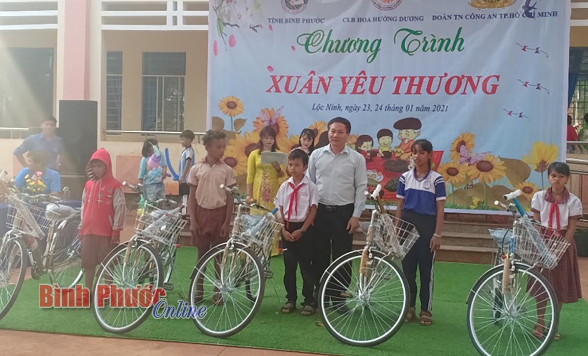 Xuân yêu thương đến với học sinh khó khăn