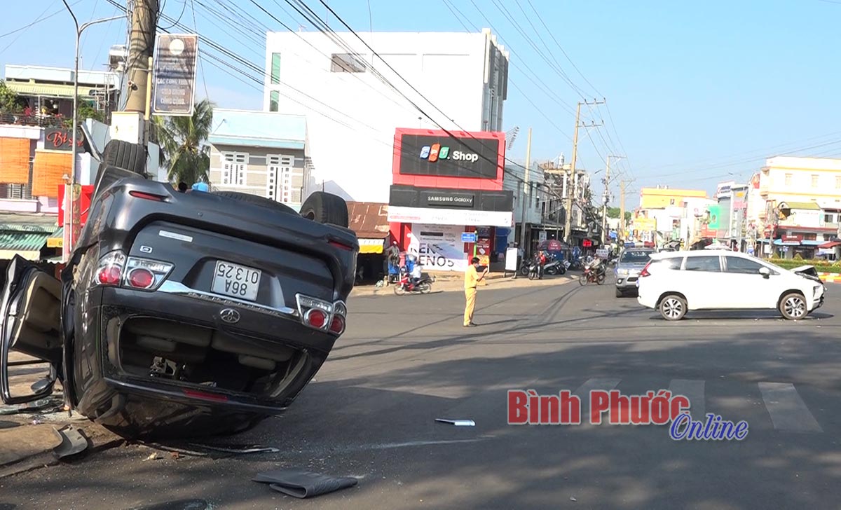 2 xe ô tô 7 chỗ tông nhau lật chỏng vó, nhiều người hoảng loạn