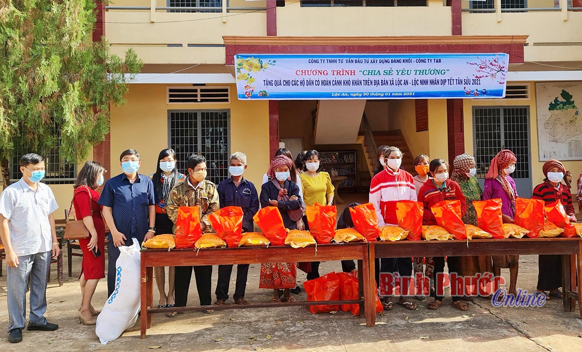 Sở Ngoại vụ trao quà tết cho các hộ có hoàn cảnh khó khăn