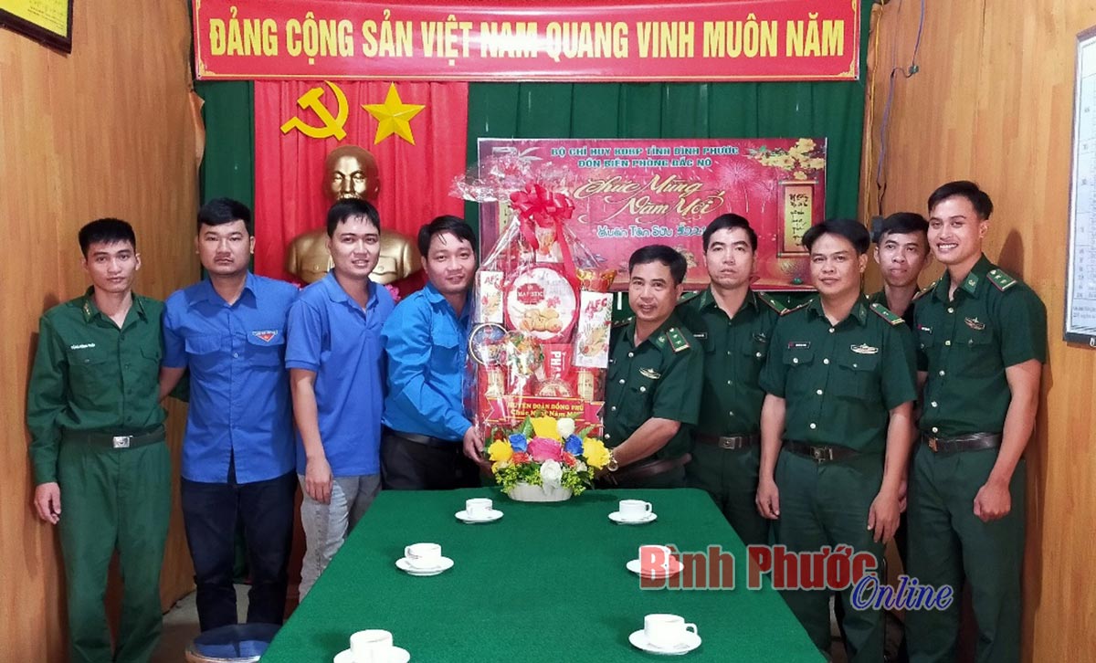 Huyện đoàn Đồng Phú thăm tặng quà Đồn biên phòng Đắc Nô