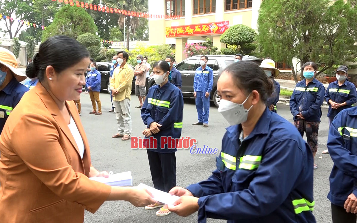 ​​​​​​​Chủ tịch UBND tỉnh Trần Tuệ Hiền tặng quà công nhân vệ sinh môi trường thị xã Bình Long