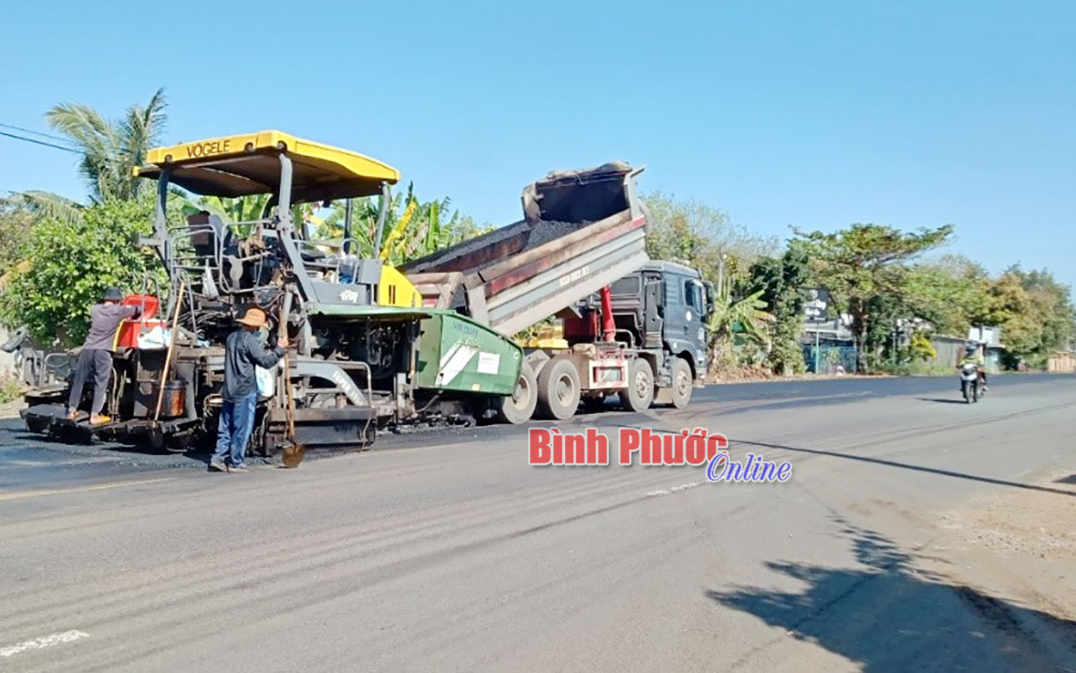 Nhộn nhịp trên công trường xây dựng đường giao thông